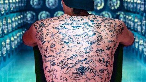 Así es el hombre con el Récord Guinness de más firmas tatuadas en la espalda