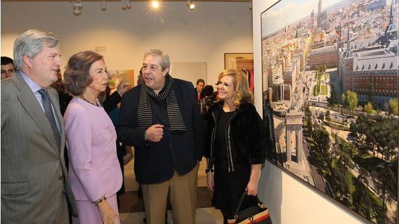 Foto: Agustín González con la reina Sofía en una de sus exposiciones. (Cortesía)