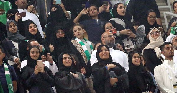 Foto: Mujeres asistiendo a un partido de fútbol en Arabia Saudí por primera vez en la historia (EFE)