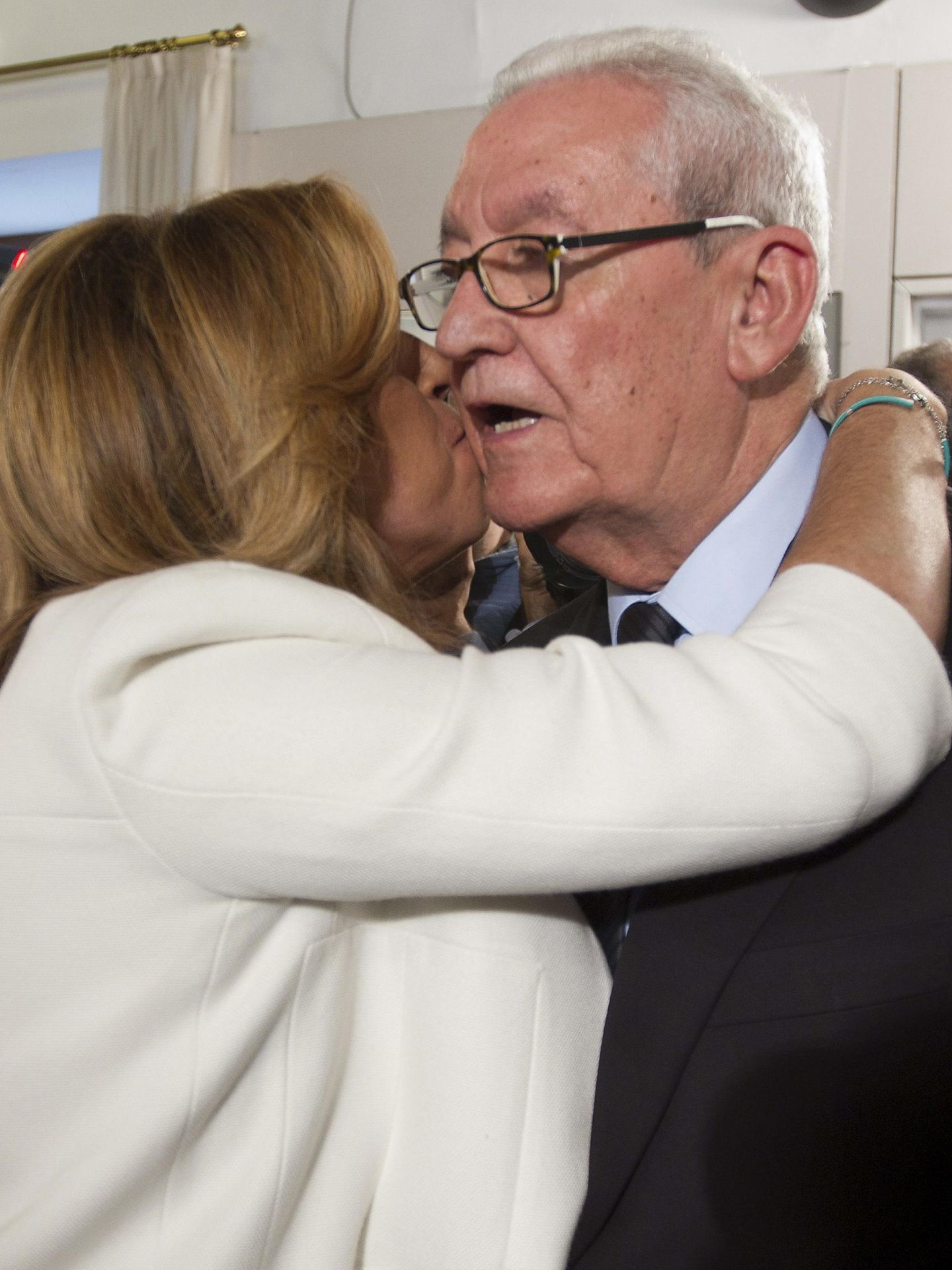 Susana Díaz abraza al expresidente de la Junta de Andalucía Rafael Escured. (EFE)