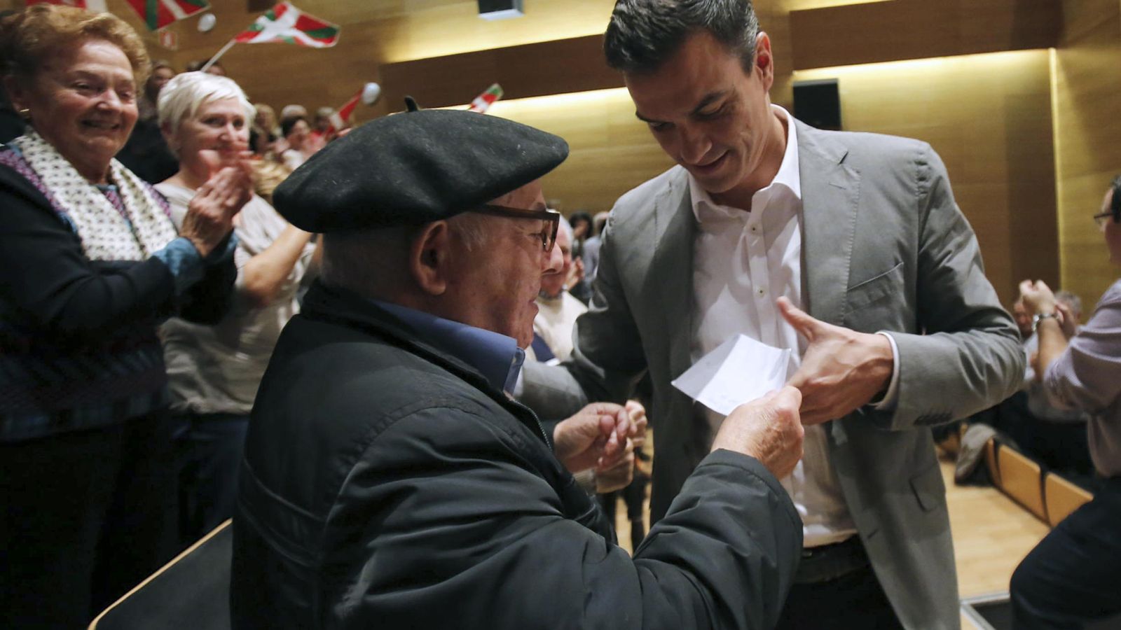 Foto: Pedro Sánchez conversa con uno de los asistentes al mitin de su partido en Eibar (Gipuzkoa), este 27 de octubre. (EFE)