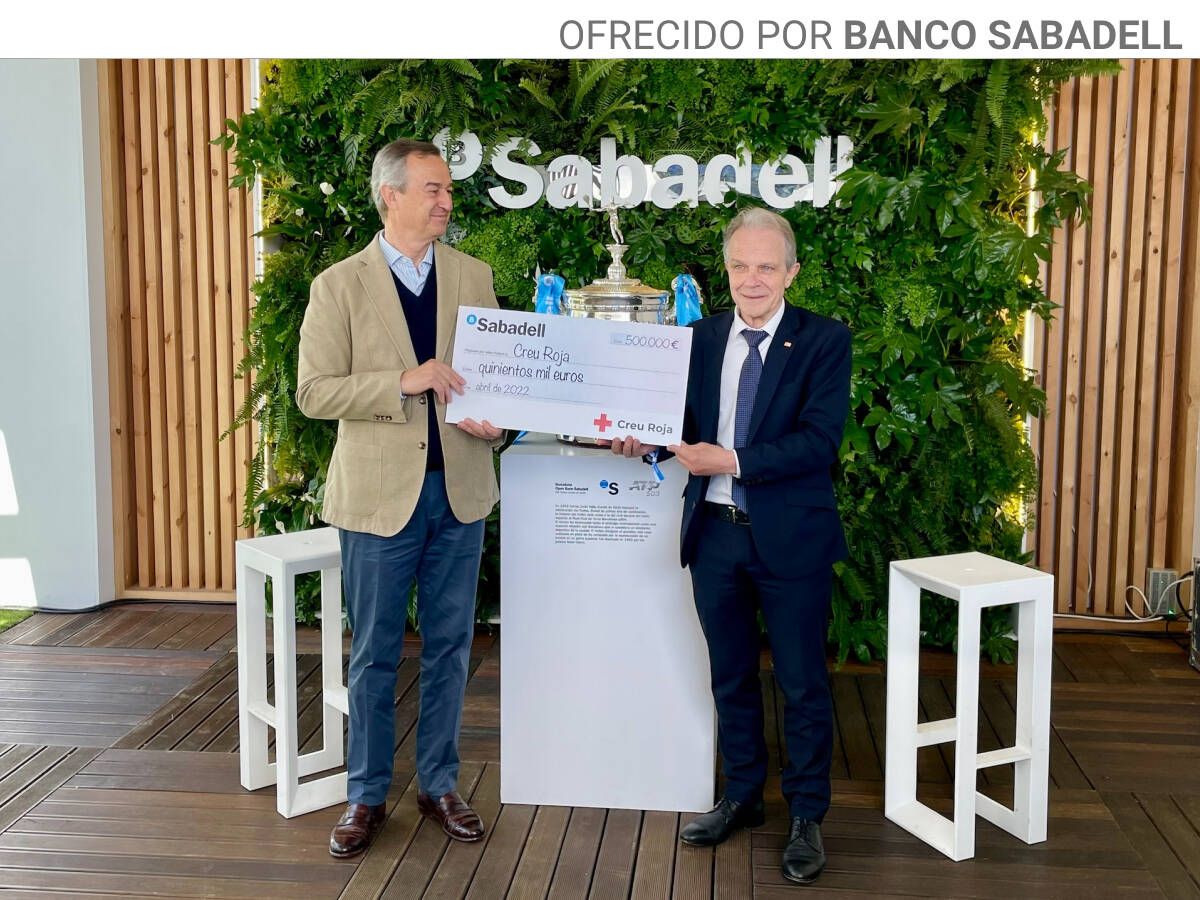 Foto: César González-Bueno, consejero delegado de Banco Sabadell, y Josep Quitet, presidente de Cruz Roja Cataluña