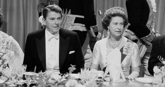  La reina y el 40º presidente de los Estados Unidos, en una cena de gala en Windsor. (Getty)