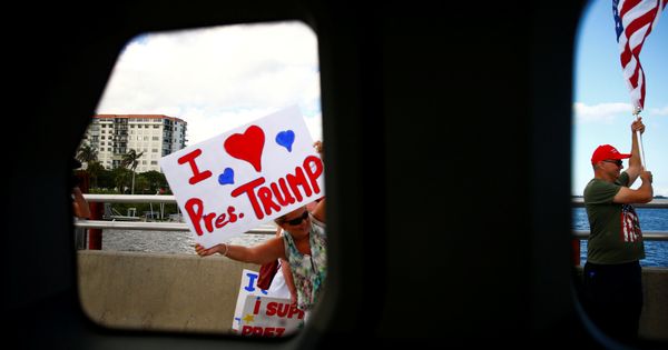 Foto: Partidarios de Donald Trump saludan a la caravana presidencial a su llegada a Mar-a-Lago, Florida, en noviembre de 2017. (Reuters)