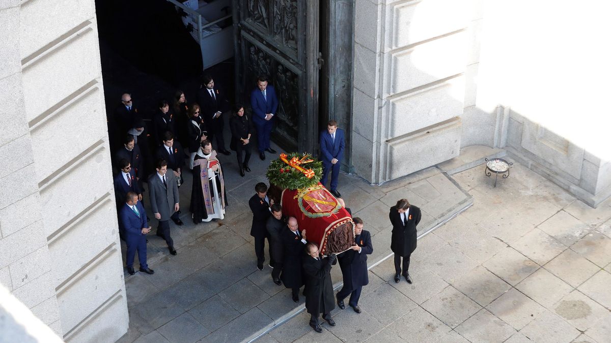 Franco sale del Valle de los Caídos 44 años después y yace ya en Mingorrubio