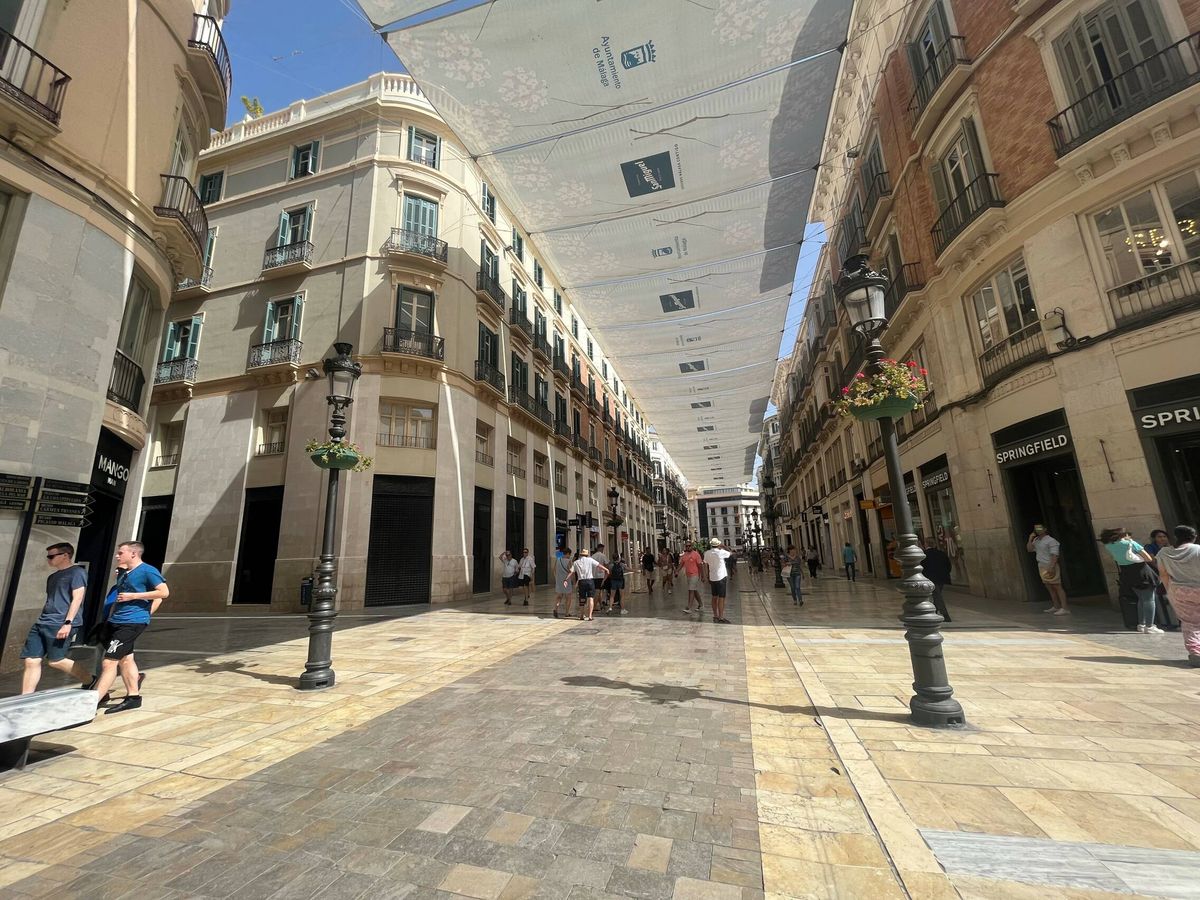 Foto: Vista de la exclusiva calle Marques de Larios de Málaga, con el edificio que acogerá la tienda de Quera a la izquierda. (Cedida)