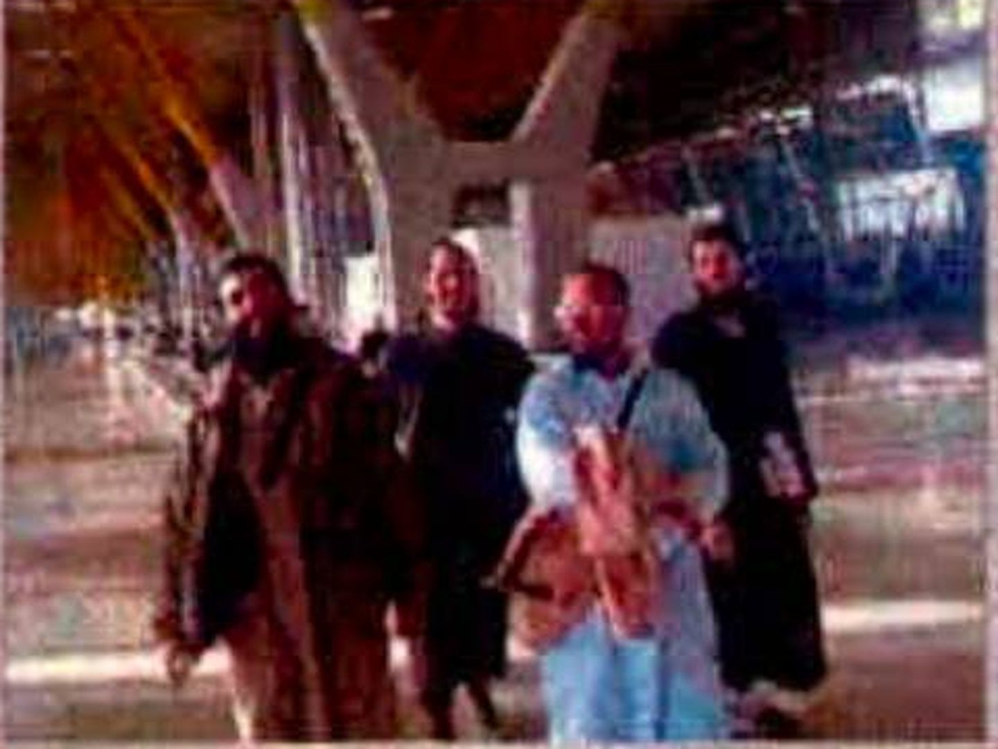 Miembros del grupo en Barajas durante el viaje a la Meca.