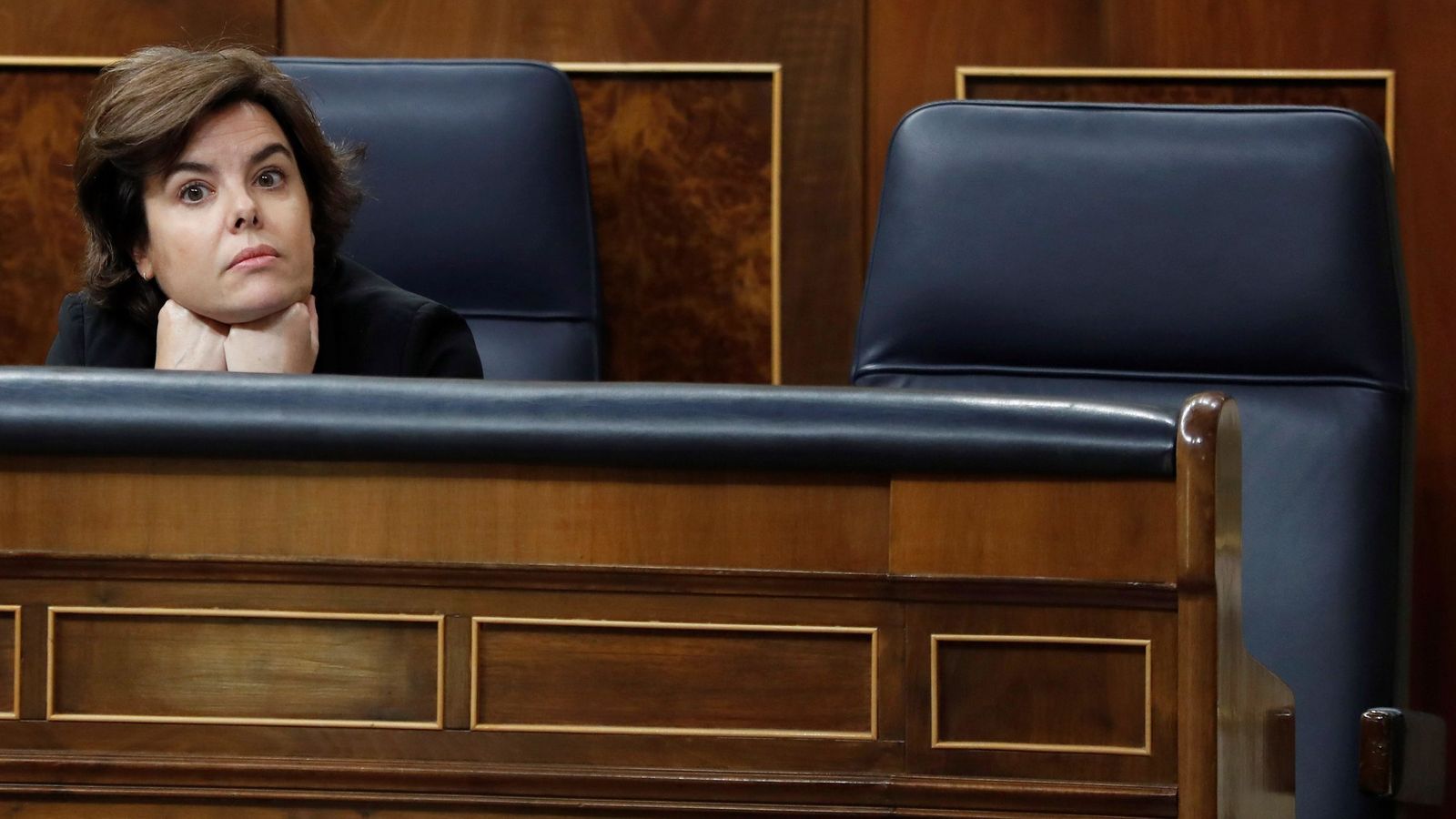 Foto: La vicepresidenta del Gobierno, Soraya Sáenz de Santamaría, junto a la silla vacía del presidente, Mariano Rajoy. (EFE)