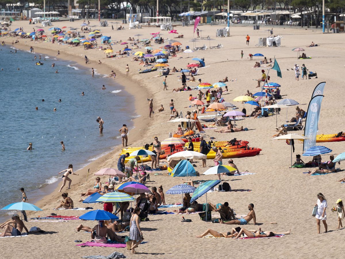 Foto: Vista de la playa de Platja d'Aro (Girona). (EFE/David Borrat)