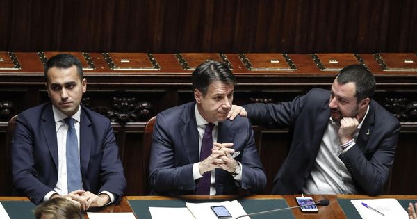 Foto: El primer ministro italiano, Giuseppe Conte (c), y los vicepresidentes Matteo Salvini (d) y Luigi Di Maio. (EFE)