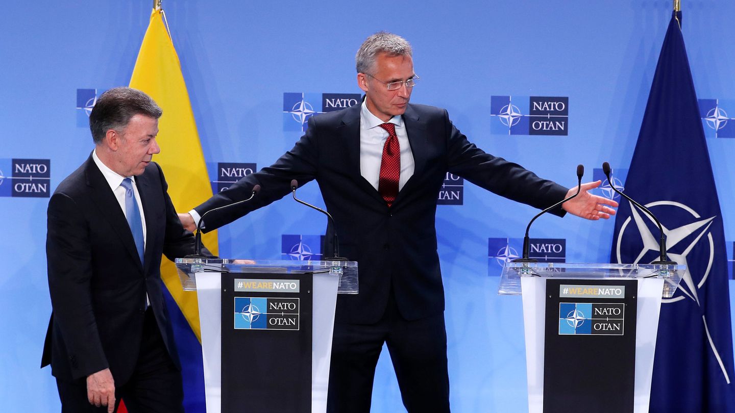 El Secretario General de la OTAN Jens Stoltenberg le cede el espacio al presidente colombiano Juan Manuel Santos, durante su visita a la sede de la organización en Bruselas para sellar la asociación, el 31 de mayo de 2018. (Reuters)
