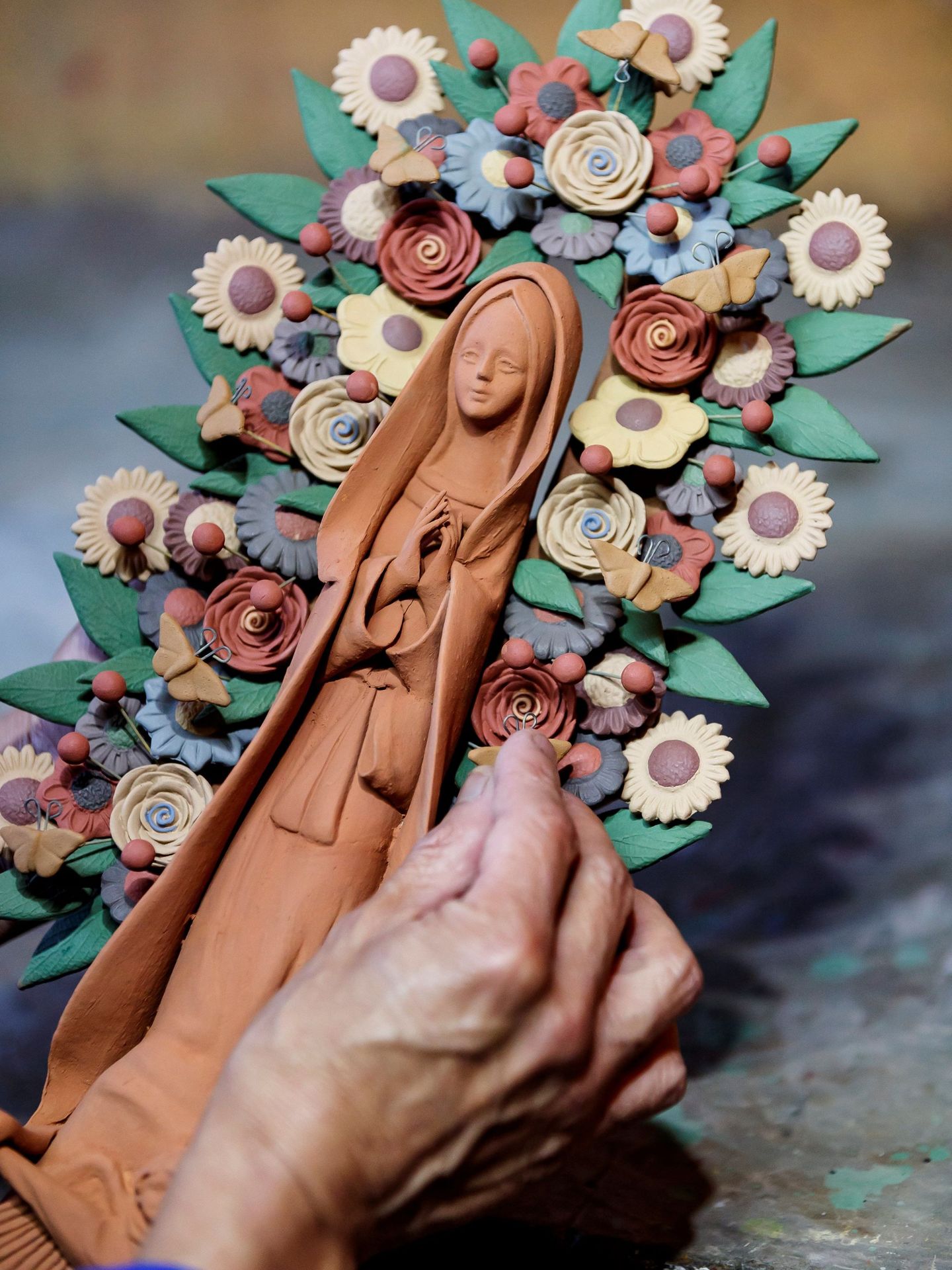Una escultura artesana de la Virgen de Guadalupe (EFE)