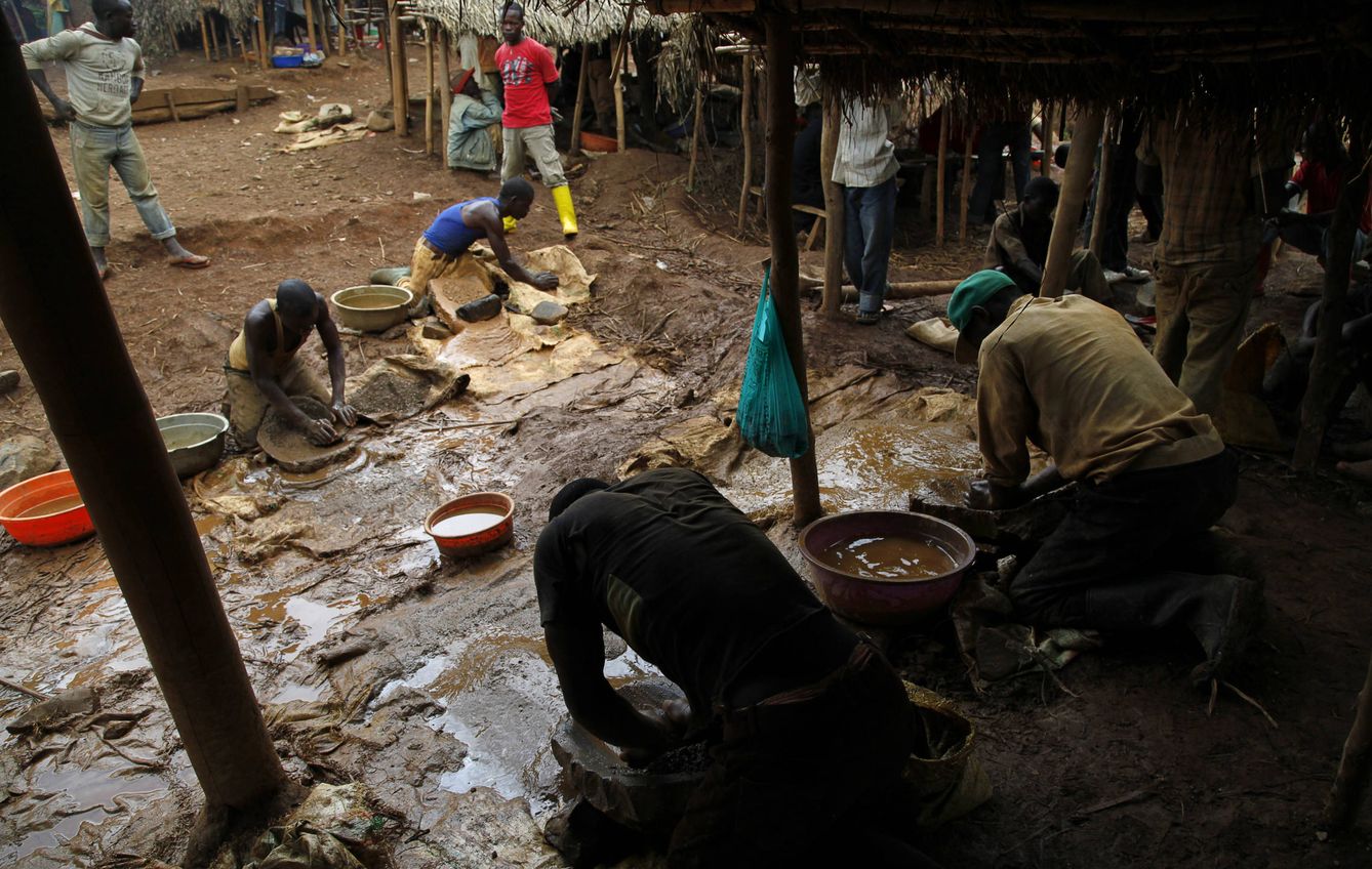 Mineros artesanales trabajan en una mina de oro ilegal en Walungu, en la provincia congoleña de Kivu del Sur (Reuters). 