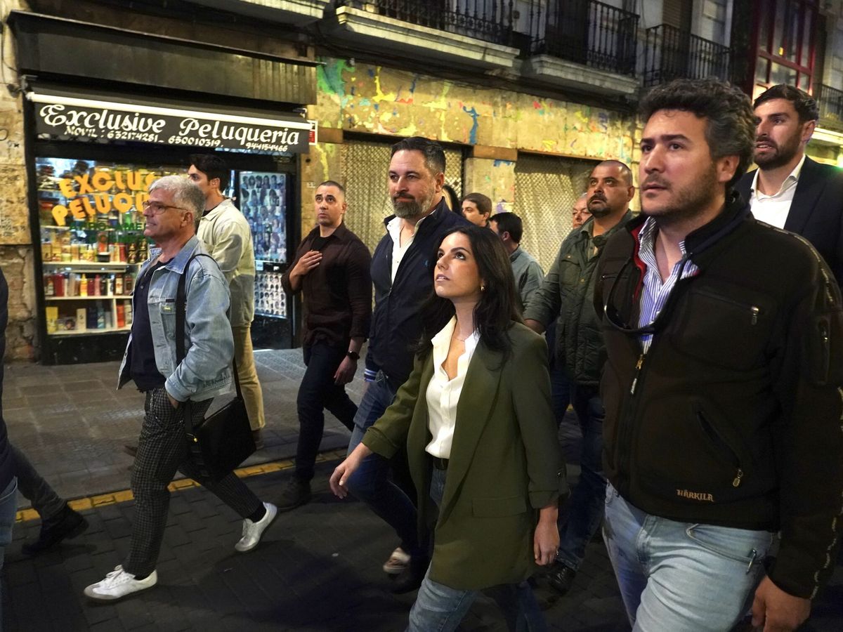 Foto: Abascal y varios dirigentes de Vox en Bilbao. (Europa Press)