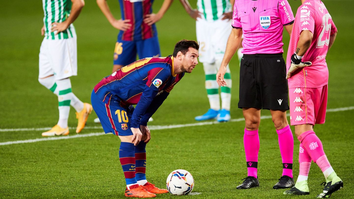 Messi, instantes antes de tirar un penalti esta temporada. (EFE)