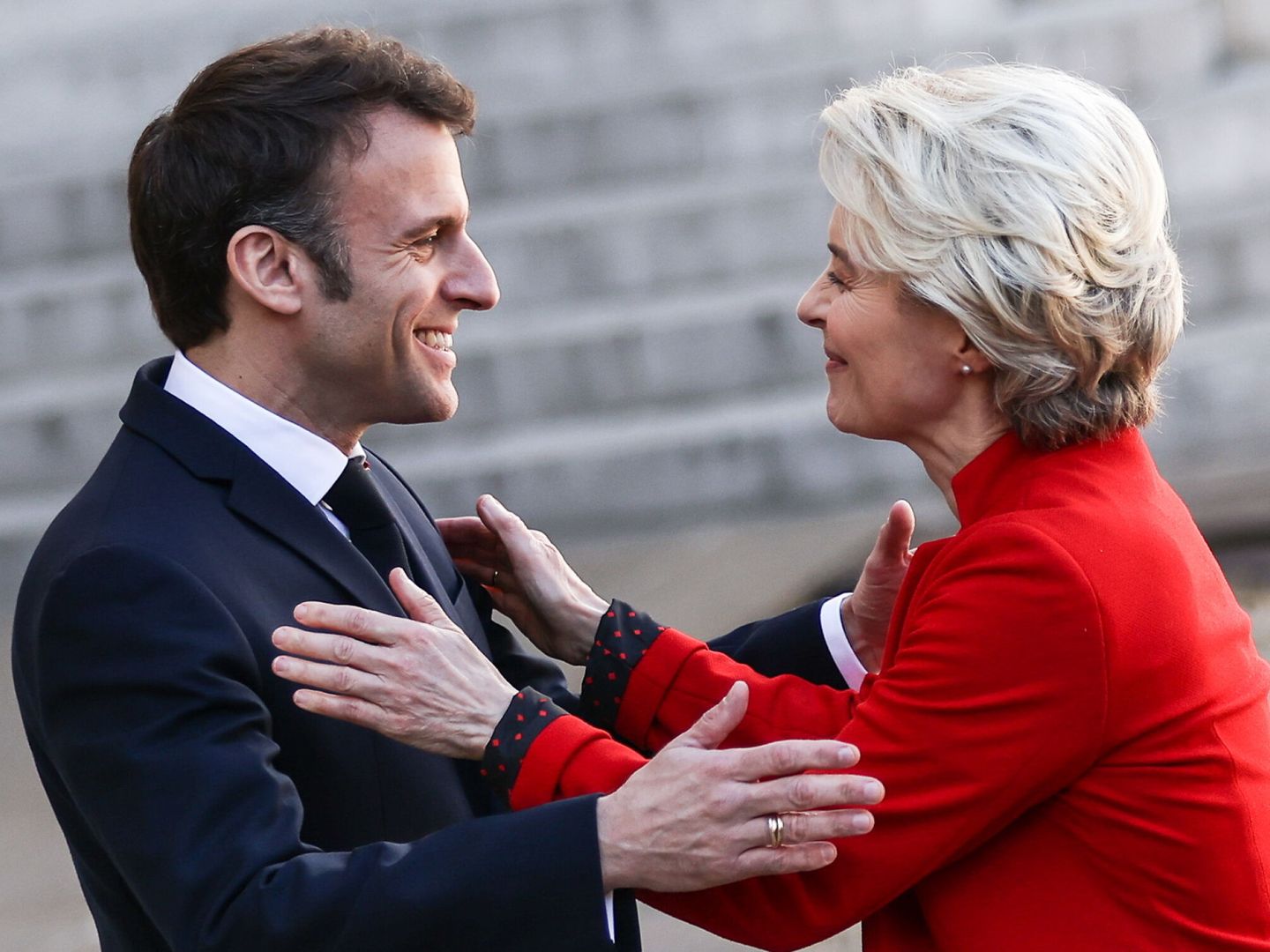 Macron junto a Von der Leyen durante una reunión en París. (EFE)