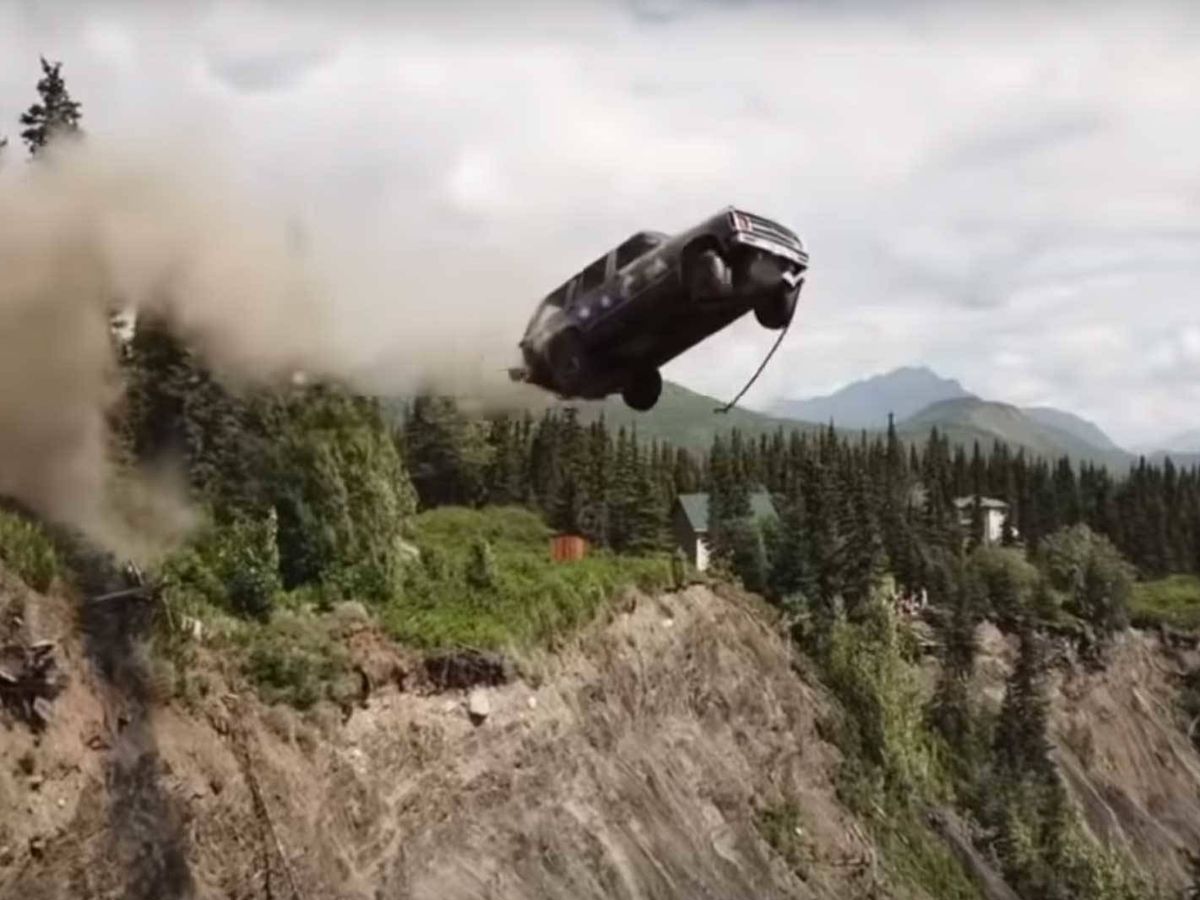 Foto: Tirar coches por un acantilado, la curiosa manera de celebrar el Día de la Independencia en un pueblo de Alaska. Foto: Youtube