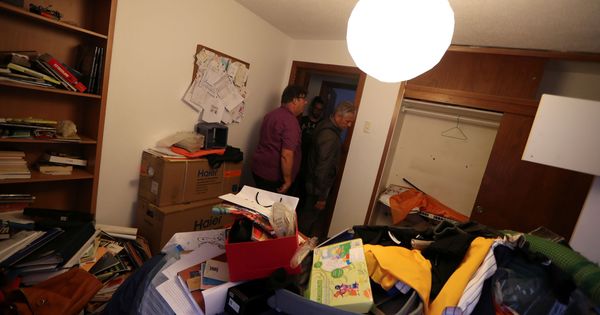 Foto: Las pertenencias personales de Roberto Marrero tras el registro de su vivienda. (Reuters)