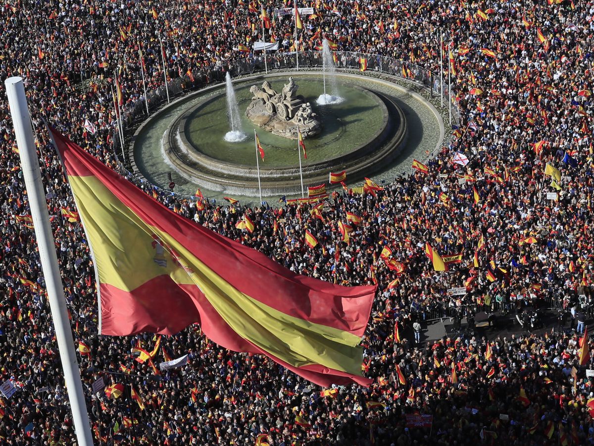 Foto: Manifestación multitudinaria contra la amnistía en la plaza de Cibeles de Madrid. (EFE/Fernando Alvarado)