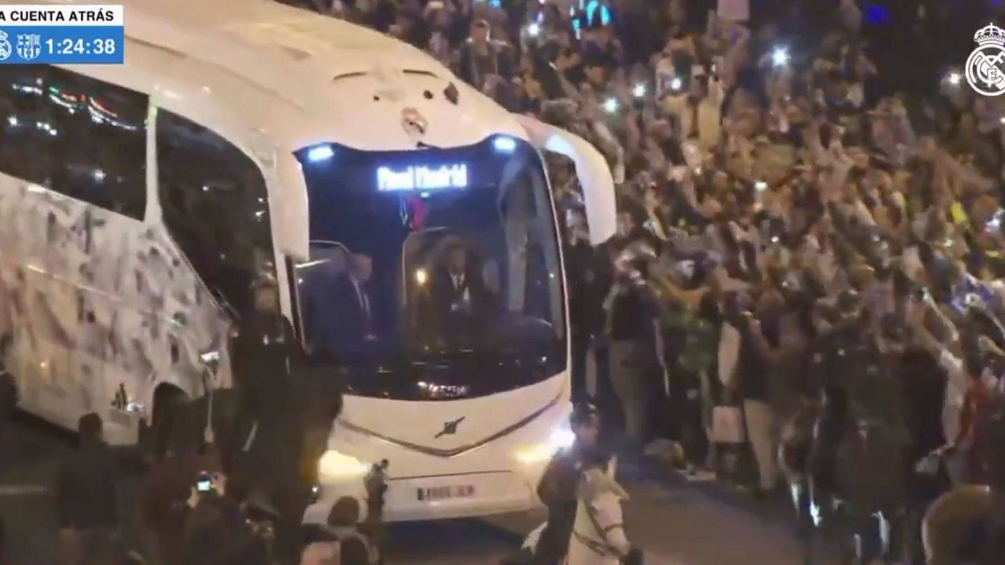 El autobús del Real Madrid llega al Santiago Bernabéu