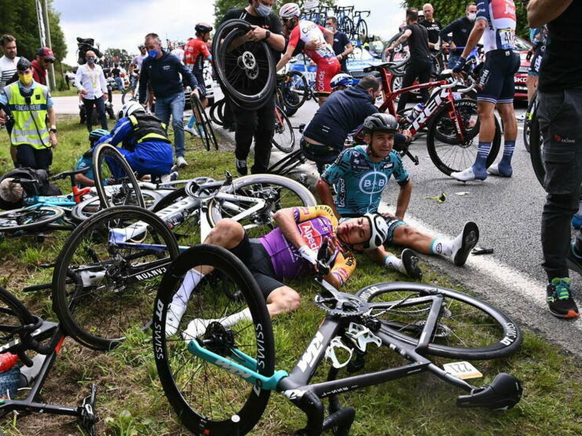 Foto: El accidente durante la primera etapa del Tour de Francia (EFE)