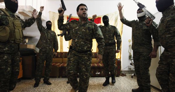 Foto: Combatientes de las milicias chiíes respaldadas por Irán celebran su despliegue en Siria, en Bagdad. (Reuters) 