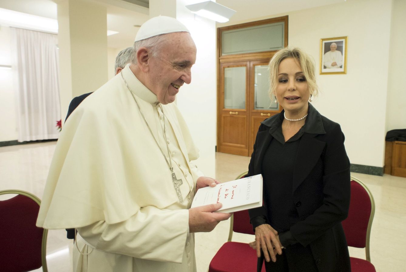 Marina Berlusconi, con el papa Francisco. (Reuters)