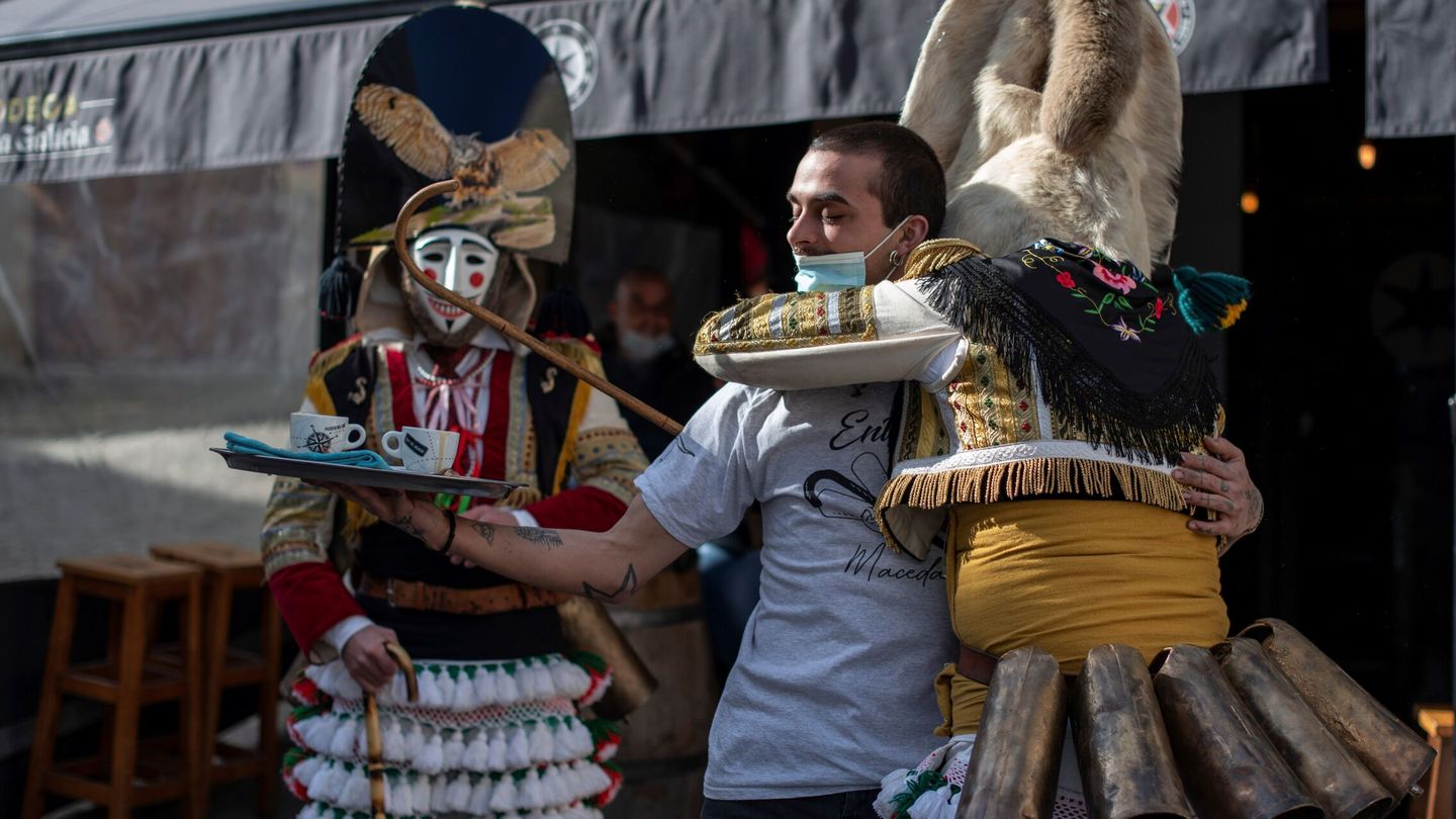Un camarero trabaja durante el carnaval de Maceda, en Ourense. (EFE)