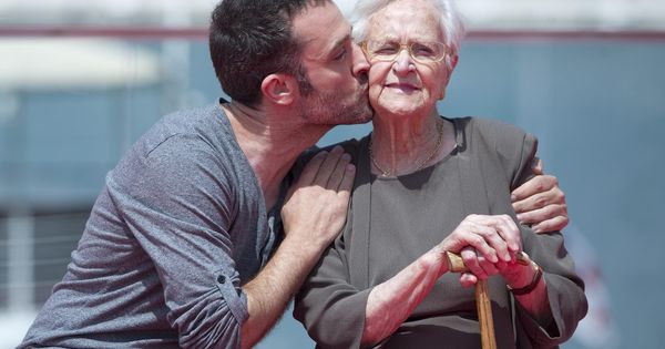 Foto: Daniel Guzmán besando a su abuela, Antonia, protagonista de 'A cambio de nada'. Antonia ha fallecido a los 96 años. (EFE)