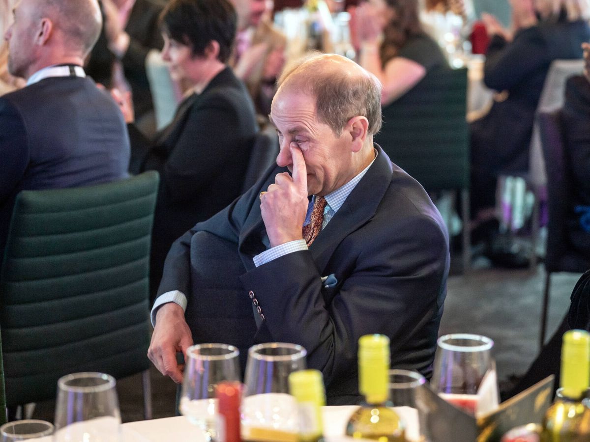 Foto: El príncipe Eduardo, emocionado, llora ante el discurso de su esposa. (Gtres)
