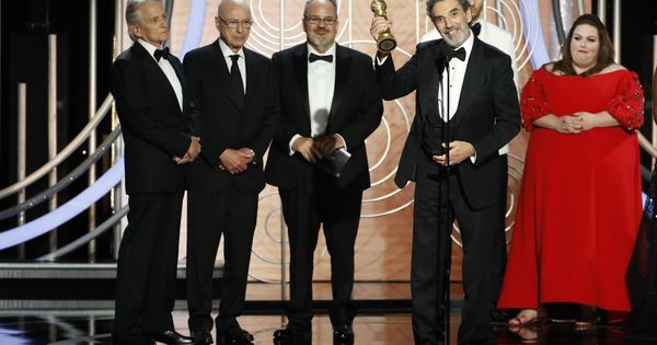 Foto: Chuck Lorre, creador del 'El método Kominsky', recogiendo el galardón a la mejor comedia. (Reuters)