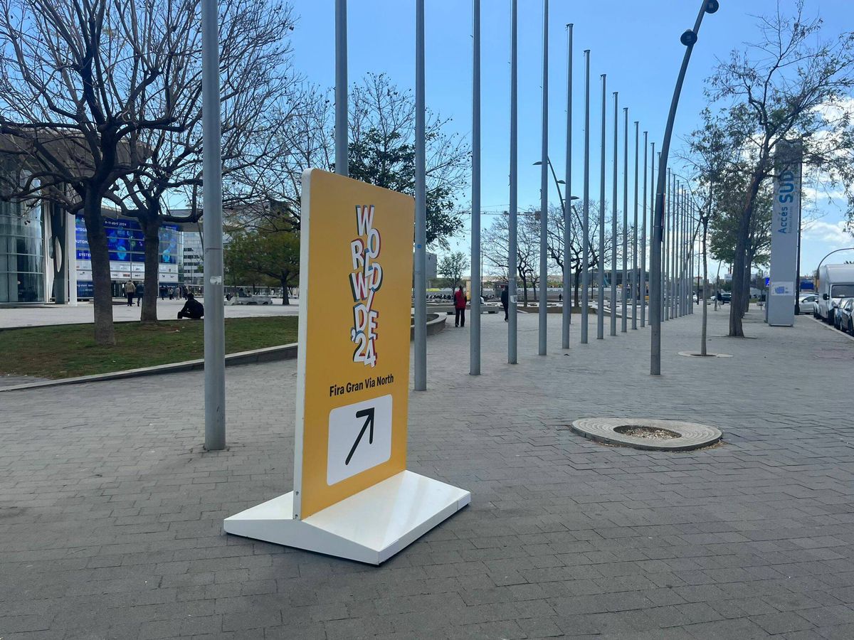 Foto: El cartel que orienta en la entrada de la Fira de Barcelona a los congresistas de McDonald's. (C.B.)