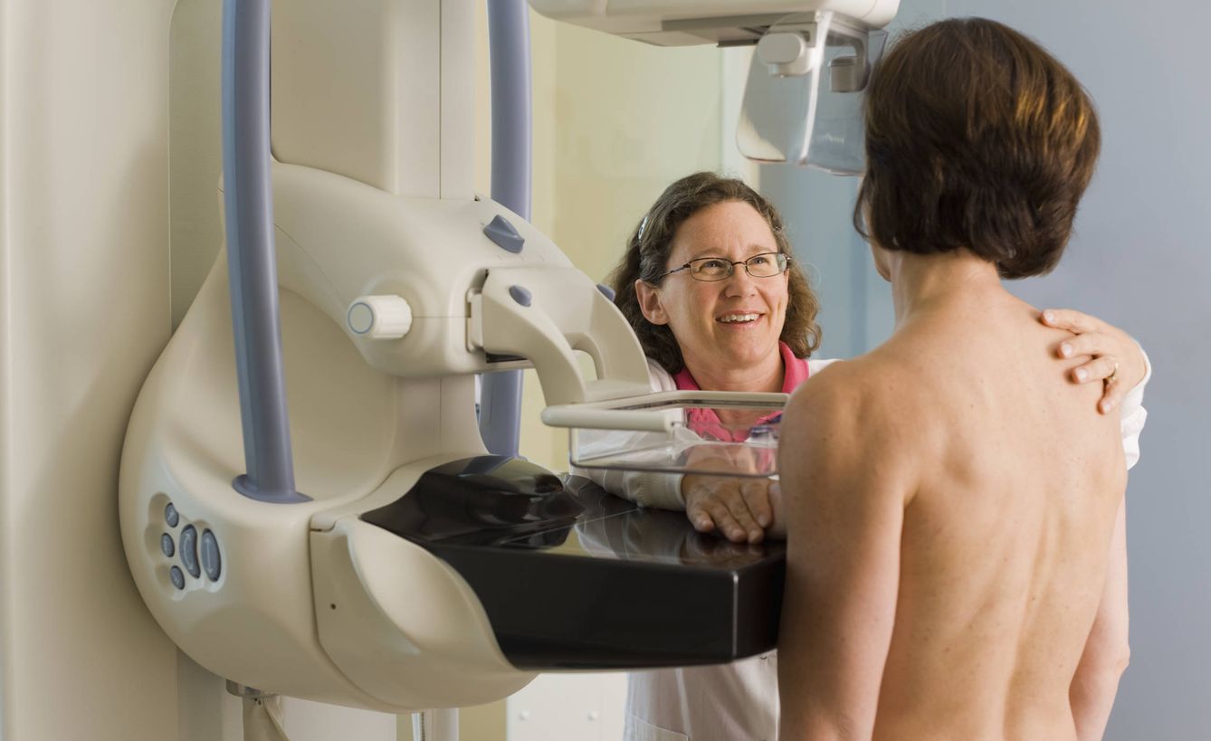 La mamografía es una prueba obligatoria para todas las mujeres mayores de 45. (Corbis)