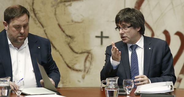 Foto: El presidente de la Generalitat, Carles Puigdemont, habla con el vicepresidente, Oriol Junqueras. (EFE)