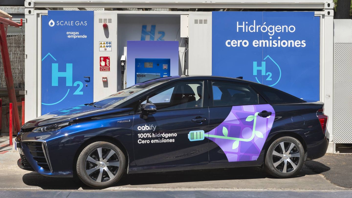 Toyota Mirai de Cabify en la hidrogenera de Scale Gas en Manoteras, en Madrid.