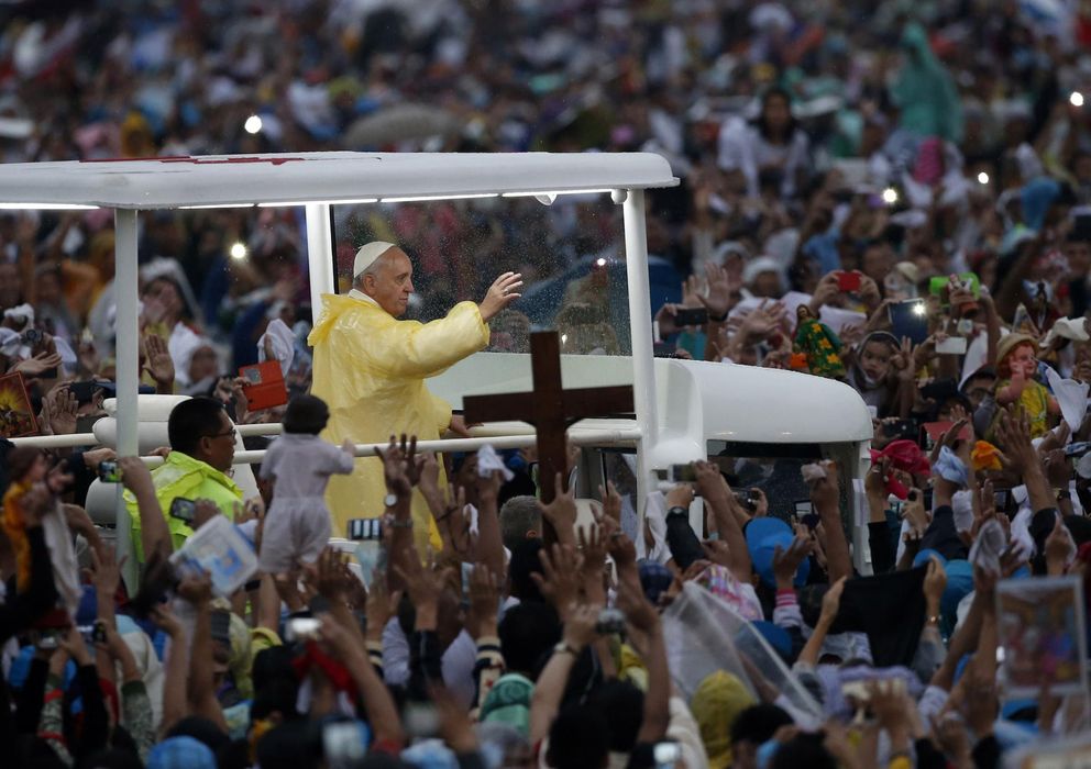Foto: El Papa Francisco saluda a la multitud tras celebrar una misa en Rizal Park, en Manila, el pasado 18 de enero. (Reuters)