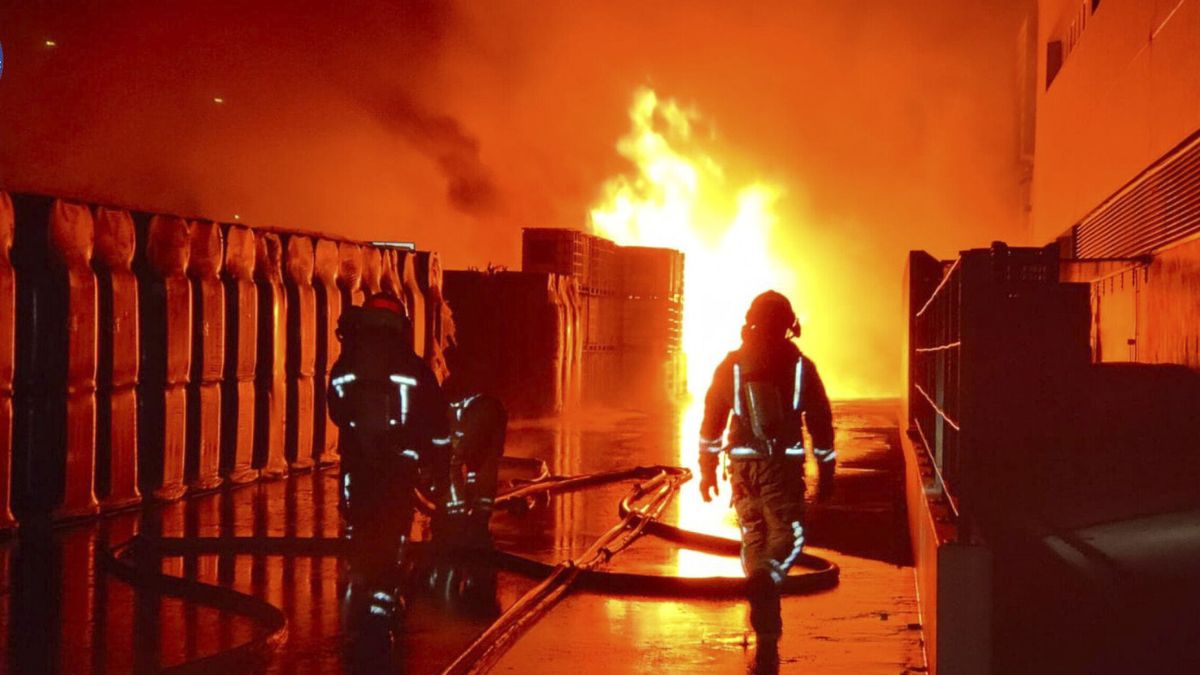 Los bomberos dan por controlado el incendio en una petroquímica de Potries (Valencia) 