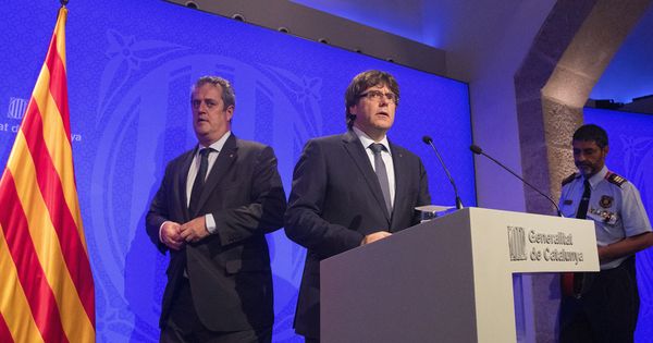 Foto: El presidente catalán, Carles Puigdemont (c), junto al conseller de Interior, Joaquim Forn (i), y el mayor de los Mossos d'Esquadra, Josep Lluís Trapero. (EFE)