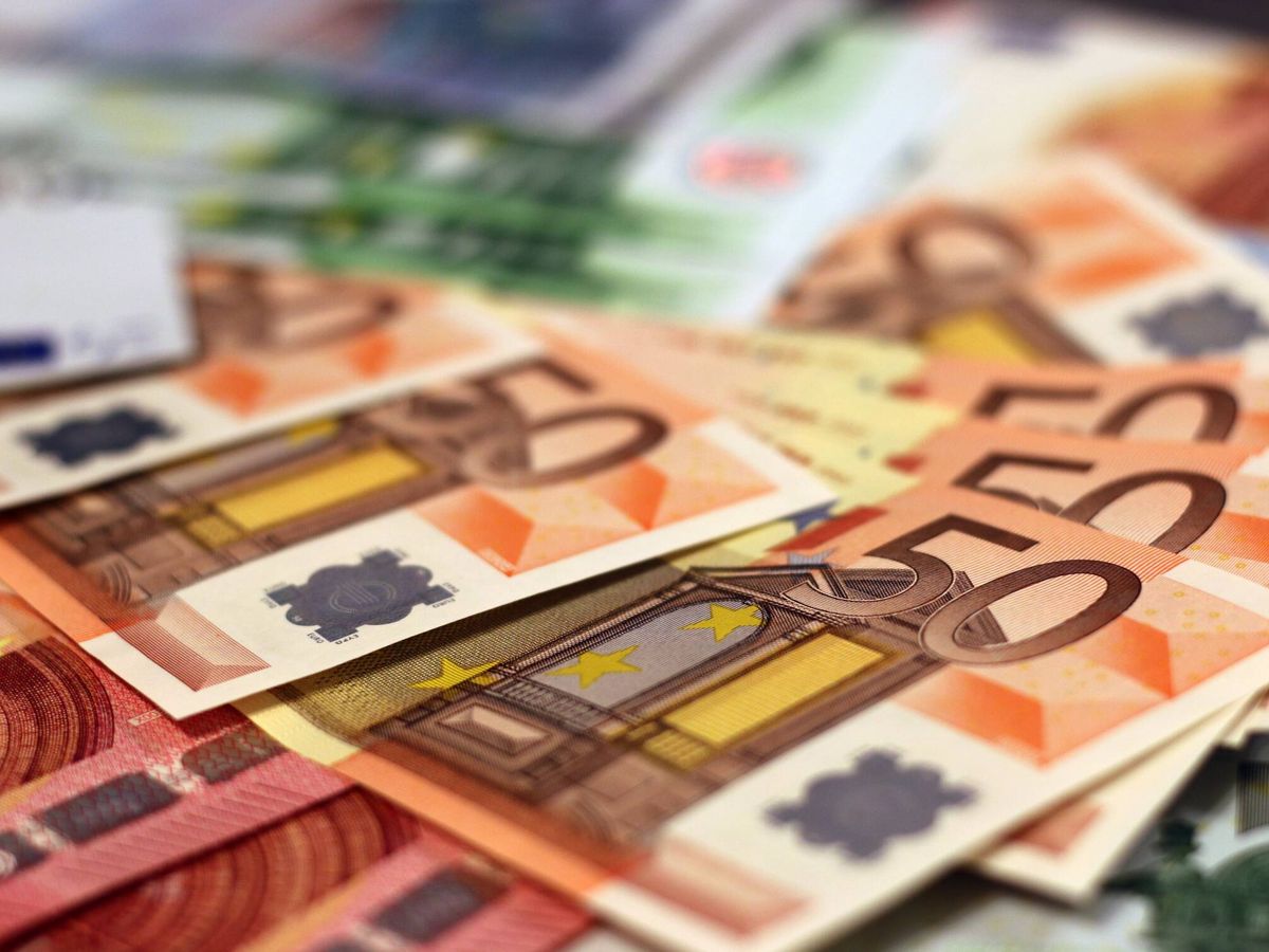 Foto: Montón de billetes de euros. (Pexels)