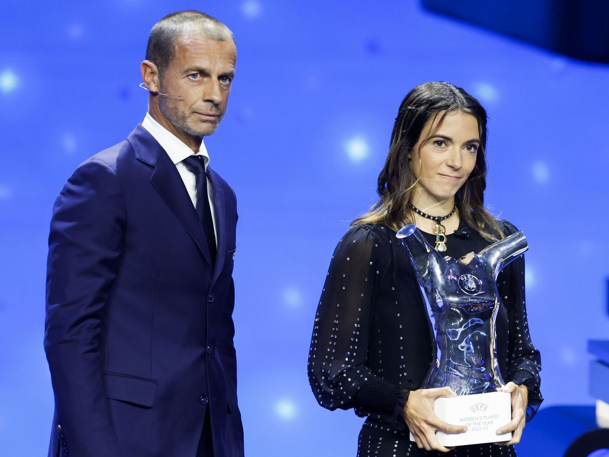 Foto: Aitana, al recoger el premio a mejor jugadora del año por la UEFA. (EFE/Guillaume Horcajuelo)