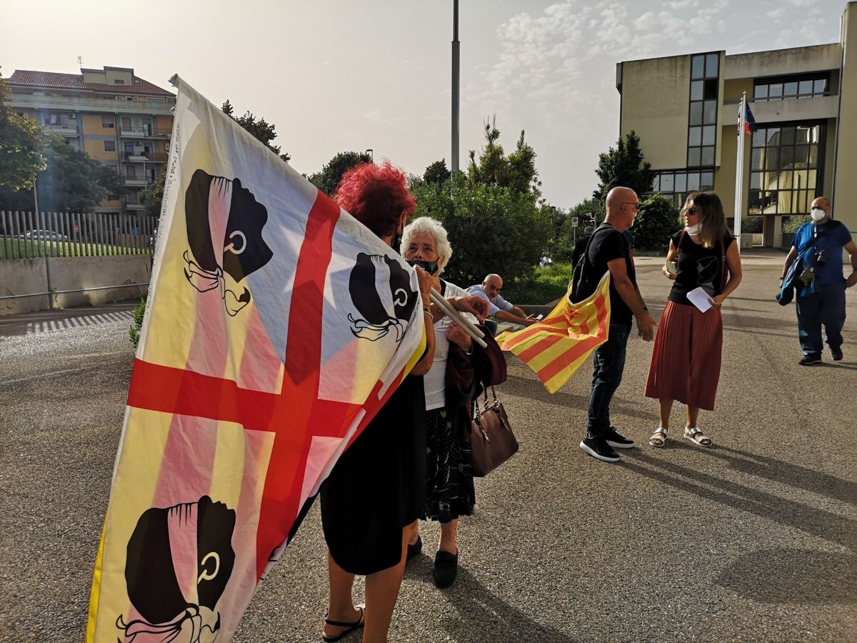 Foto: Una manifestante en Alguer, Cerdeña, ondea la bandera de Cerdeña. (EFE) 