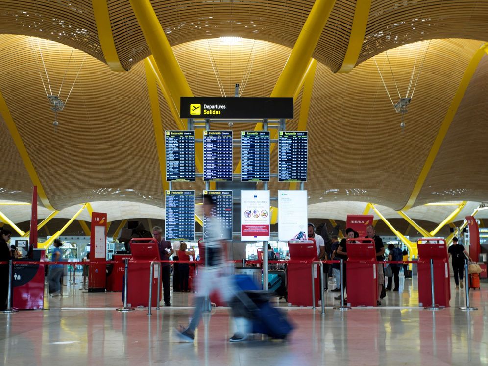 Foto: Pasajero desplazándose por la T4 del aeropuerto Adolfo Suárez - Madrid Barajas. (EFE)