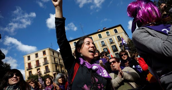 Foto: Un grupo de mujeres lee el manifiesto de la Comisión 8M en la plaza de Lavapiés de Madrid durante el Día Internacional de la Mujer. (EFE)