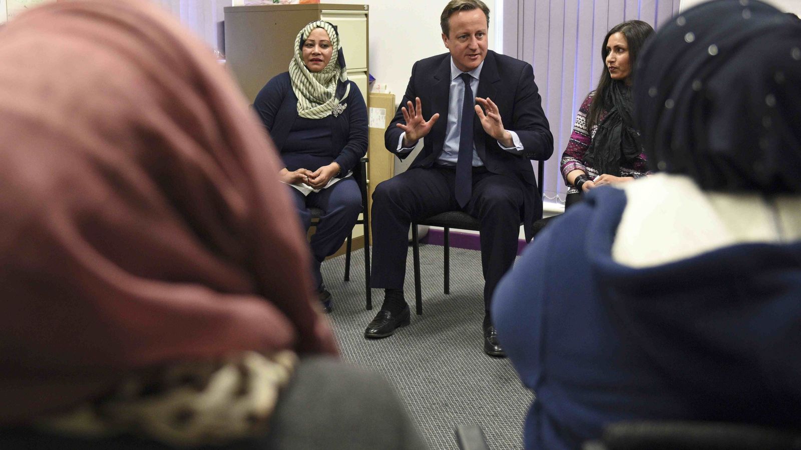 Foto: Cameron habla con mujeres migrantes durante una clase de inglés en un centro de Leeds, el 18 de enero de 2016 (Reuters).