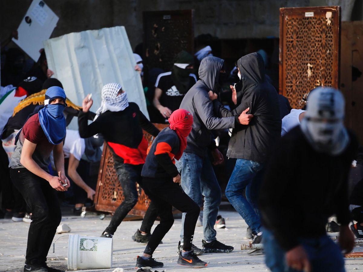Foto: Disturbios entre policía israelí y palestinos en Al-Aqsa, en la Explanada de las Mezquitas de Jerusalén. (EFE/Jamal Awad)