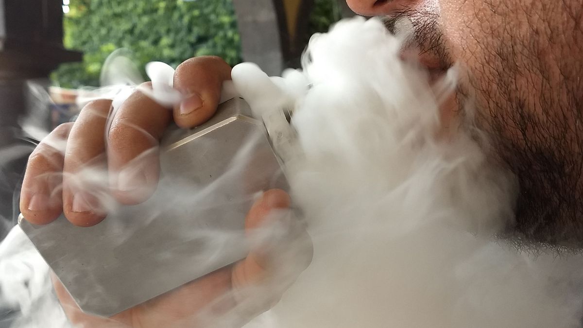 Un hombre muere después de que le explote un cigarrillo electrónico en la cara
