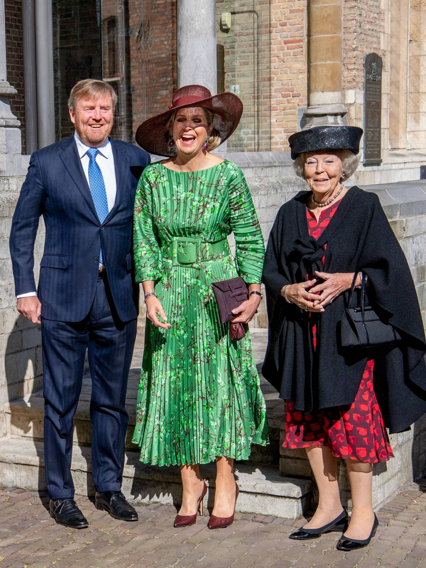 Los reyes Guillermo y Máxima, acompañados de la princesa Beatriz, en Middelburg. (Cordon Press)
