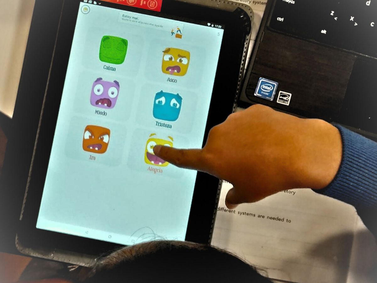 Foto: Un niño interactúa con la herramienta digital Kanjo en una tableta (EFE/Asociación La Rueca)