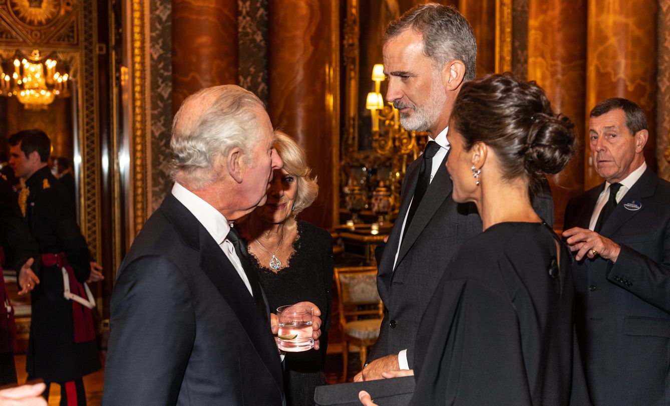 Los reyes Felipe VI y Letizia, hablando con Carlos III y la reina Camila. (Casa Real británica)