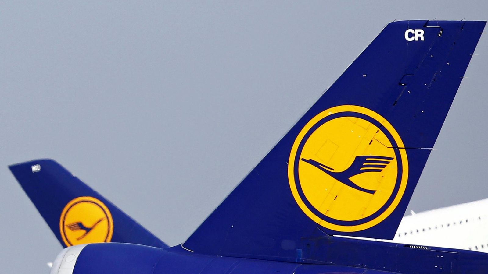Foto: Las colas de dos aviones de Lufthansa (Reuters)